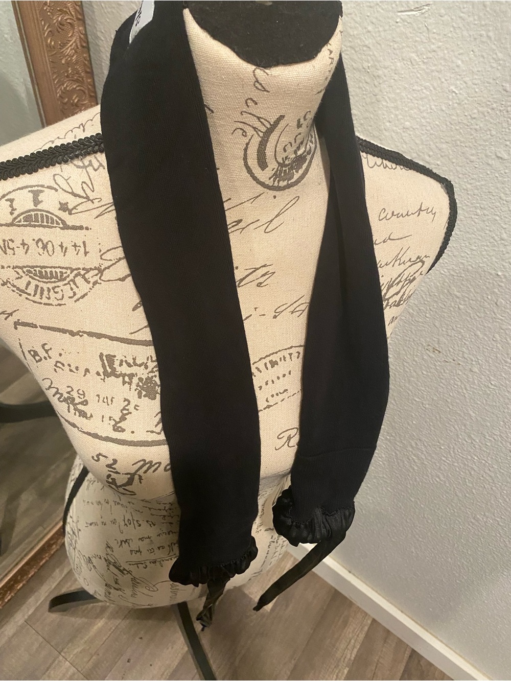 sleepy tie The Curly Tie Hair Accessory - Black - Picture 2 of 5
